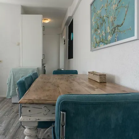 Beach View Apartment *